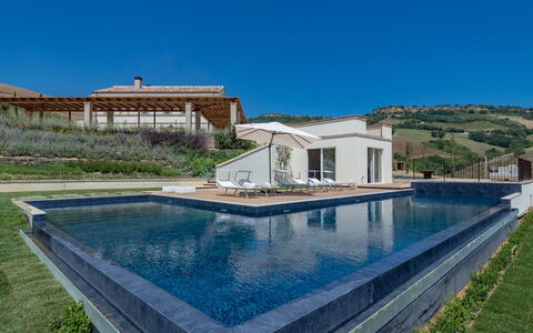 Dimora Montefiore 11: Piscina, Catena Montuosa, Estate, Giochi D'Acqua, Villa, Cresta, Agriturismo