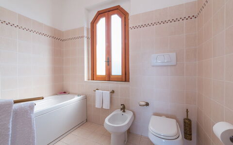 Ripari di Giobbe 6+2: Pavimentazione, Idraulico Fixture, Bagno, Pavimento, Interior Design, Rubinetto, Lavello, Idraulico, Lavandino Del Bagno, Gabinetto