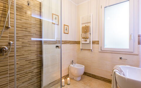 Il Ciliegio sul Lago 6: Pavimentazione, Bagno, Idraulico Fixture, Pavimento, Interior Design, Lavandino Del Bagno, Rubinetto, Lavello, Idraulico, Illuminazione