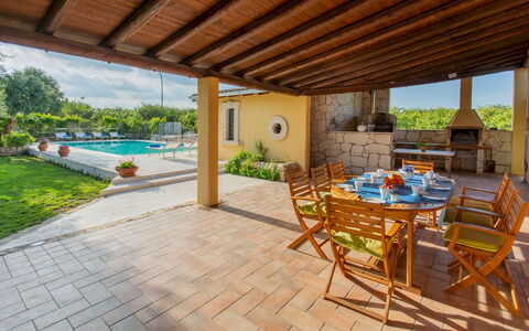 Il Giardino dei Limoni 8: Mobilia, Piscina, Pavimentazione, Mobili Da Esterno, Ricorrere, Sedia, Pavimento, Shade, Cucina & Sala Da Pranzo Tavolo, Flagstone