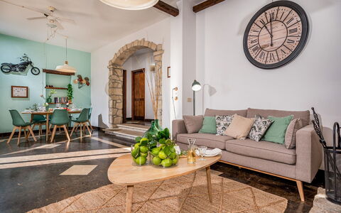 Il Giardino dei Limoni 8: Mobilia, Interior Design, Pavimentazione, Parete, Legna, Pavimento, Soggiorno, Divano, Camera, Tavolo