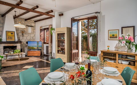 Il Giardino dei Limoni 8: Mobilia, Interior Design, Sedia, Legna, Pavimentazione, Tavolo, Sala Da Pranzo, Cucina & Sala Da Pranzo Tavolo, Soffitto, Pavimento