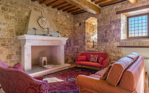 Santa Illuminata 12: Parete, Mobilia, Pavimentazione, Interior Design, Pavimento, Soffitto, Soggiorno, Illuminazione, Marrone, Divano