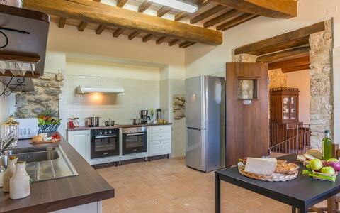 Santa Illuminata 12: Mobilia, Interior Design, Pavimentazione, Parete, Cucina, Legna, Soffitto, Controsoffitto, Elettrodomestico Da Cucina, Pavimento