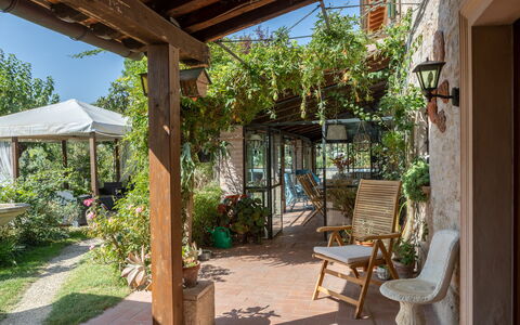 Villa Agave 8: Mobilia, Vaso Di Fiori, Sedia, Tavolo, Mobili Da Esterno, Pianta Della Casa, Giardino, Porta, Terrazza