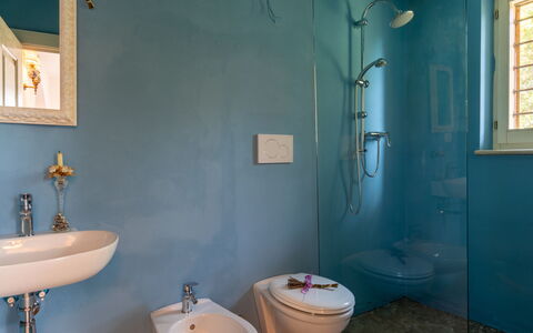 Villa Agave 8: Blu, Bagno, Parete, Idraulico Fixture, Lavandino Del Bagno, Pavimentazione, Interior Design, Rubinetto, Pavimento, Idraulico