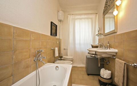 Casa Angela 6: Bagno, Parete, Idraulico Fixture, Pavimentazione, Lavandino Del Bagno, Pavimento, Interior Design, Lavello, Rubinetto, Idraulico