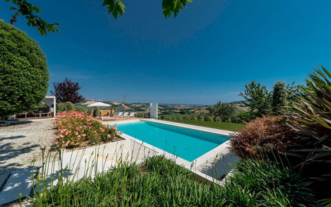 Casa Angela 6: Blu, Arbusto, Giardino, Piscina, Landscaping, Estate, Shade, Cortile, Villa, Hacienda