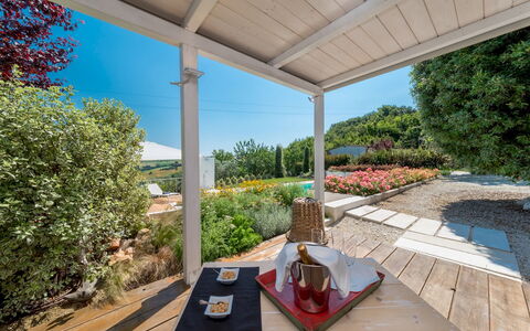 Casa Angela 6: Arbusto, Casa, Giardino, Mobilia, Shade, Sedia, Portico, Struttura Esterna, Estate