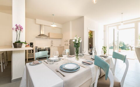 Casa di Eolo 8+2: Mobilia, Interior Design, Pavimentazione, Soffitto, Sedia, Tavolo, Cucina & Sala Da Pranzo Tavolo, Pavimento, Camera, Sala Da Pranzo
