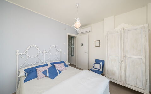 Casa di Eolo 8+2: Camera Da Letto, Mobilia, Letto, Interior Design, Lenzuolo, Bedding, Pavimento, Biancheria, Tessile, Camera