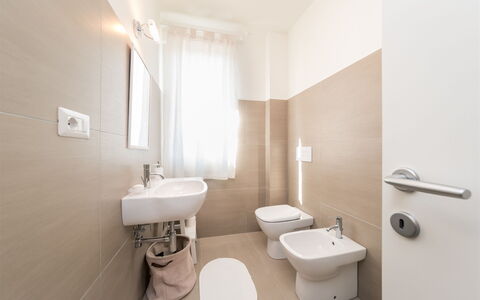 Casa di Eolo 8+2: Pavimentazione, Pavimento, Idraulico Fixture, Gabinetto, Interior Design, Bagno, Toilet Seat, Idraulico, Lavello, Bidet