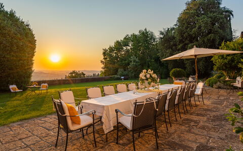 Tenuta di Pratello 24: Paesaggio, Mobilia, Giardino, Mobili Da Esterno, Sedia, Prato, Landscaping, Shade, Eco Hotel, Cortile