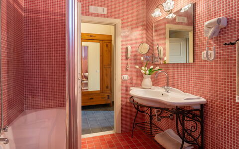 Tenuta di Pratello 24: Bagno, Idraulico Fixture, Lavandino Del Bagno, Interior Design, Parete, Pavimentazione, Lavello, Rubinetto, Pavimento, Idraulico