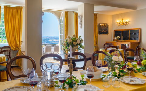 Tenuta di Pratello 24: Mobilia, Interior Design, Tavolo, Tovaglia, Sala Da Pranzo, Cucina & Sala Da Pranzo Tavolo, Biancheria, Sedia, Ristorante, Pianta Della Casa