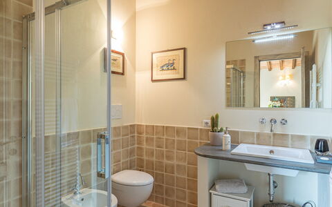 Podere di Salci 10: Bagno, Pavimentazione, Parete, Idraulico Fixture, Interior Design, Pavimento, Lavandino Del Bagno, Lavello, Rubinetto, Idraulico