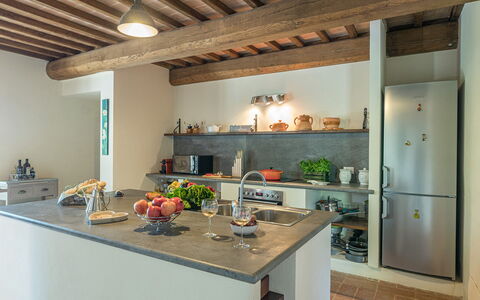 Podere di Salci 10: Cucina, Mobilia, Controsoffitto, Interior Design, Parete, Pavimentazione, Elettrodomestico Da Cucina, Legna, Cabinetry, Casa