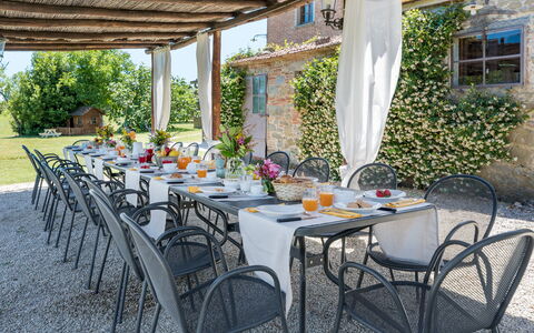 Nonno Fernando 14: Mobilia, Tavolo, Mobili Da Esterno, Sedia, Tavolo Esterno, Cucina & Sala Da Pranzo Tavolo, Vaso Di Fiori, Tovaglia, Terrazza, Giardino