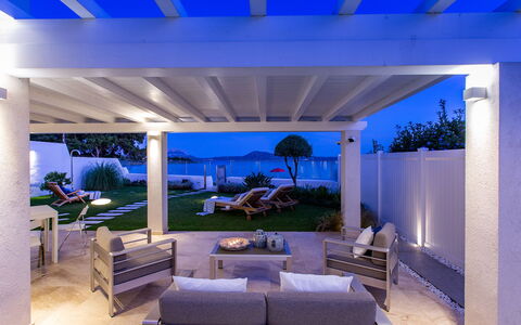 Villa Amar 4: Pavimentazione, Soffitto, Pavimento, Ricorrere, Piscina, Colonna, Shade, Pergola, Struttura Esterna, Terrazza