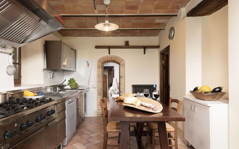 Villa di Morice 14: Mobilia, Cucina, Interior Design, Pavimentazione, Controsoffitto, Elettrodomestico Da Cucina, Cabinetry, Legna, Soffitto, Pavimento