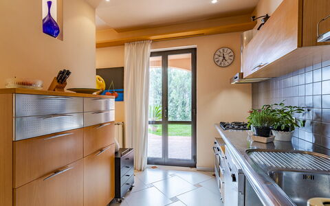 Villa Elda 6: Cucina, Controsoffitto, Interior Design, Mobilia, Pavimentazione, Legna, Elettrodomestico Da Cucina, Cabinetry, Apparecchio Major, Casa