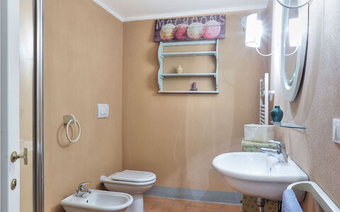 Villa Il Meluccio 12: Idraulico Fixture, Bagno, Pavimentazione, Lavello, Lavandino Del Bagno, Interior Design, Pavimento, Toilet Seat, Rubinetto, Idraulico