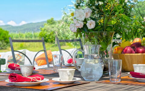 Villa Il Meluccio 12: Tavola, Tavolo, Mobilia, Serveware, Bicchieri, Cibo, Dishware, Frutta, Piatto, Tovaglia