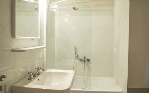 Le Caselle 26: Bagno, Idraulico Fixture, Parete, Pavimentazione, Interior Design, Pavimento, Vasca Da Bagno, Rubinetto, Lavandino Del Bagno, Idraulico
