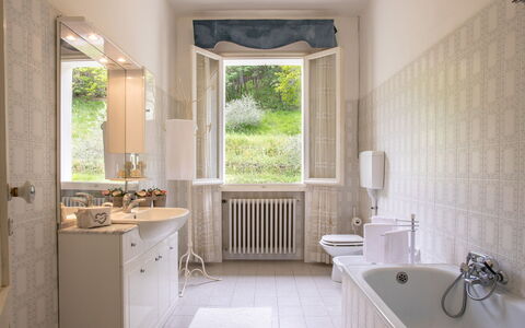 La Villa Dina 10: Interior Design, Idraulico Fixture, Parete, Pavimentazione, Lavandino Del Bagno, Lavello, Pavimento, Bagno, Rubinetto, Idraulico