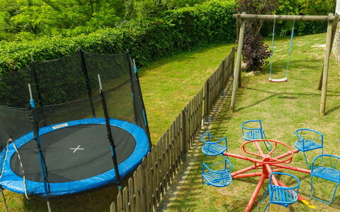 La Villa Dina 10: Trampolino - Macchine E Materiali, Blu, Trampolino, Trampolining, Attrezzatura Giochi All'Aperto, Shade, Tempo Libero, Giardino, Terreno Di Gioco, Prato