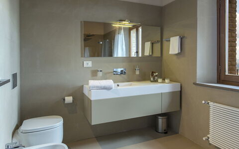 La Vecchia Fonte 15: Interior Design, Pavimentazione, Idraulico Fixture, Pavimento, Bagno, Camera, Illuminazione, Lavello, Idraulico, Rubinetto