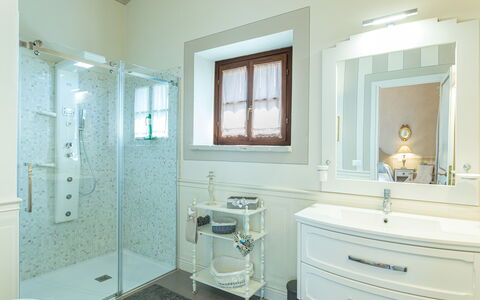 La Capannina 2+2: Bagno, Idraulico Fixture, Interior Design, Lavello, Lavandino Del Bagno, Specchio, Mobiletto Del Bagno, Pavimentazione, Rubinetto, Lampada