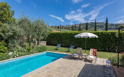 La Capannina 2+2: Blu, Piscina, Arbusto, Giardino, Landscaping, Backyard, Mobili Da Esterno, Flagstone, Eco Hotel, Cortile