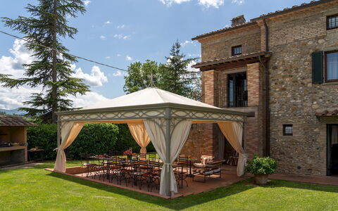 La Colonica 18: Gazebo, Giardino, Tetto, Padiglione, Baldacchino, Struttura Esterna, Shade, Cortile, Terrazza, Landscaping
