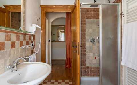 La Colonica 18: Bagno, Idraulico Fixture, Lavandino Del Bagno, Pavimentazione, Interior Design, Lavello, Pavimento, Rubinetto, Idraulico, Soffitto