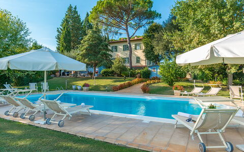 Villa Leonardo 30+6: Piscina, Albero, Zona Residenziale, Ricorrere, Estate, Mobili Da Esterno, Lettino, Casa, Insediamento Umano, Terme