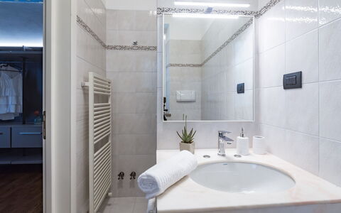 Villa Ninetta 10+1: Interior Design, Idraulico Fixture, Bagno, Pavimentazione, Pavimento, Rubinetto, Lavello, Idraulico, Camera, Casa