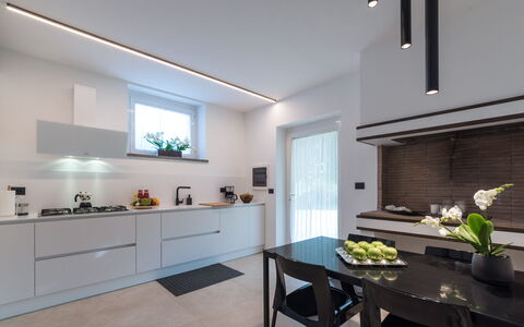 Villa Ninetta 10+1: Cucina, Interior Design, Controsoffitto, Lampada, Soffitto, Illuminazione, Casa, Pavimentazione, Cabinetry, Elettrodomestico Da Cucina