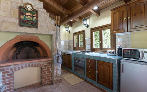 Villa Miki 10: Legna, Cucina, Interior Design, Pavimentazione, Mobilia, Controsoffitto, Casa, Soffitto, Cabinetry, Porta