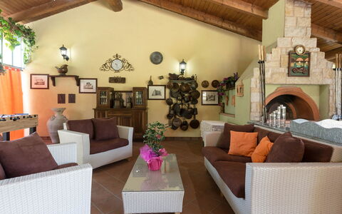 Villa Miki 10: Mobilia, Interior Design, Pavimentazione, Divano, Soffitto, Legna, Sedia, Tavolo, Pavimento, Soggiorno