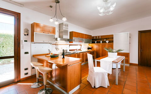 Villa Demal 8+2: Cucina, Mobilia, Interior Design, Pavimentazione, Elettrodomestico Da Cucina, Controsoffitto, Legna, Cabinetry, Casa, Pavimento