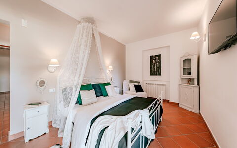 Villa Demal 8+2: Mobilia, Interior Design, Letto, Camera Da Letto, Soffitto, Pavimentazione, Pavimento, Lenzuolo, Bedding, Illuminazione