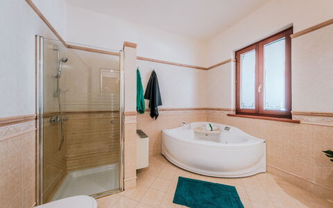 Villa Demal 8+2: Pavimentazione, Interior Design, Idraulico Fixture, Pavimento, Soffitto, Bagno, Rubinetto, Idraulico, Camera, Casa