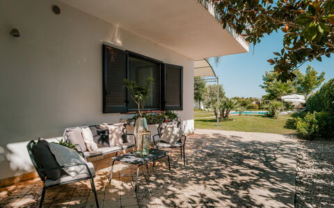Villa Demal 8+2: Mobili Da Esterno, Mobilia, Shade, Sedia, Giardino, Landscaping, Tavolo Esterno, Backyard, Cortile, Prato