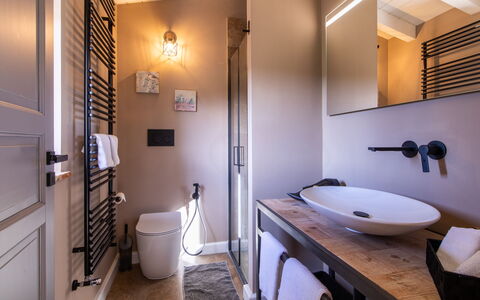 Cottage Violapo 6+2: Interior Design, Idraulico Fixture, Parete, Bagno, Pavimentazione, Pavimento, Legna, Mobilia, Rubinetto, Camera