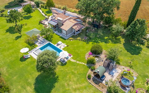 Cottage Violapo 6+2: Zona Residenziale, Piscina, Giardino, Estate, Casa, Prato, Ricorrere, Sobborgo, Landscaping, Visione Globale