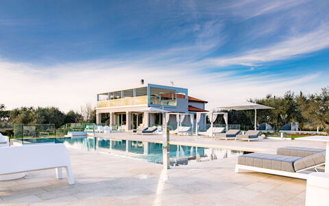 La Perla tra Gli Ulivi 12: Piscina, Materiale Composito, Ricorrere, Mobili Da Esterno, Shade, Estate, Villa, Design, Sedia, Struttura Esterna