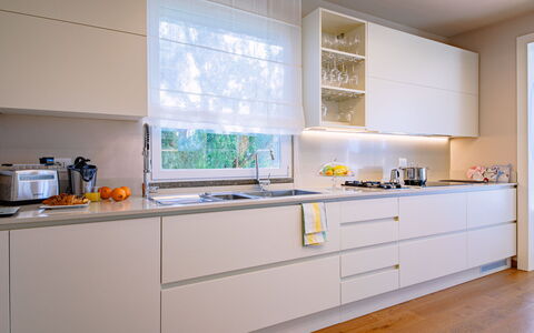 La Perla tra Gli Ulivi 12: Cucina, Interior Design, Controsoffitto, Legna, Cabinetry, Elettrodomestico Da Cucina, Mobilia, Pavimentazione, Casa, Illuminazione