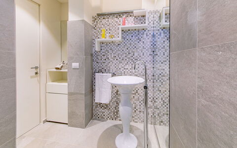 La Perla tra Gli Ulivi 12: Parete, Pavimentazione, Interior Design, Pavimento, Idraulico Fixture, Piastrella, Bagno, Gabinetto, Materiale Composito, Idraulico