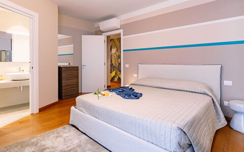La Perla tra Gli Ulivi 12: Interior Design, Camera Da Letto, Pavimentazione, Pavimento, Mobilia, Letto, Soffitto, Camera, Lenzuolo, Casa